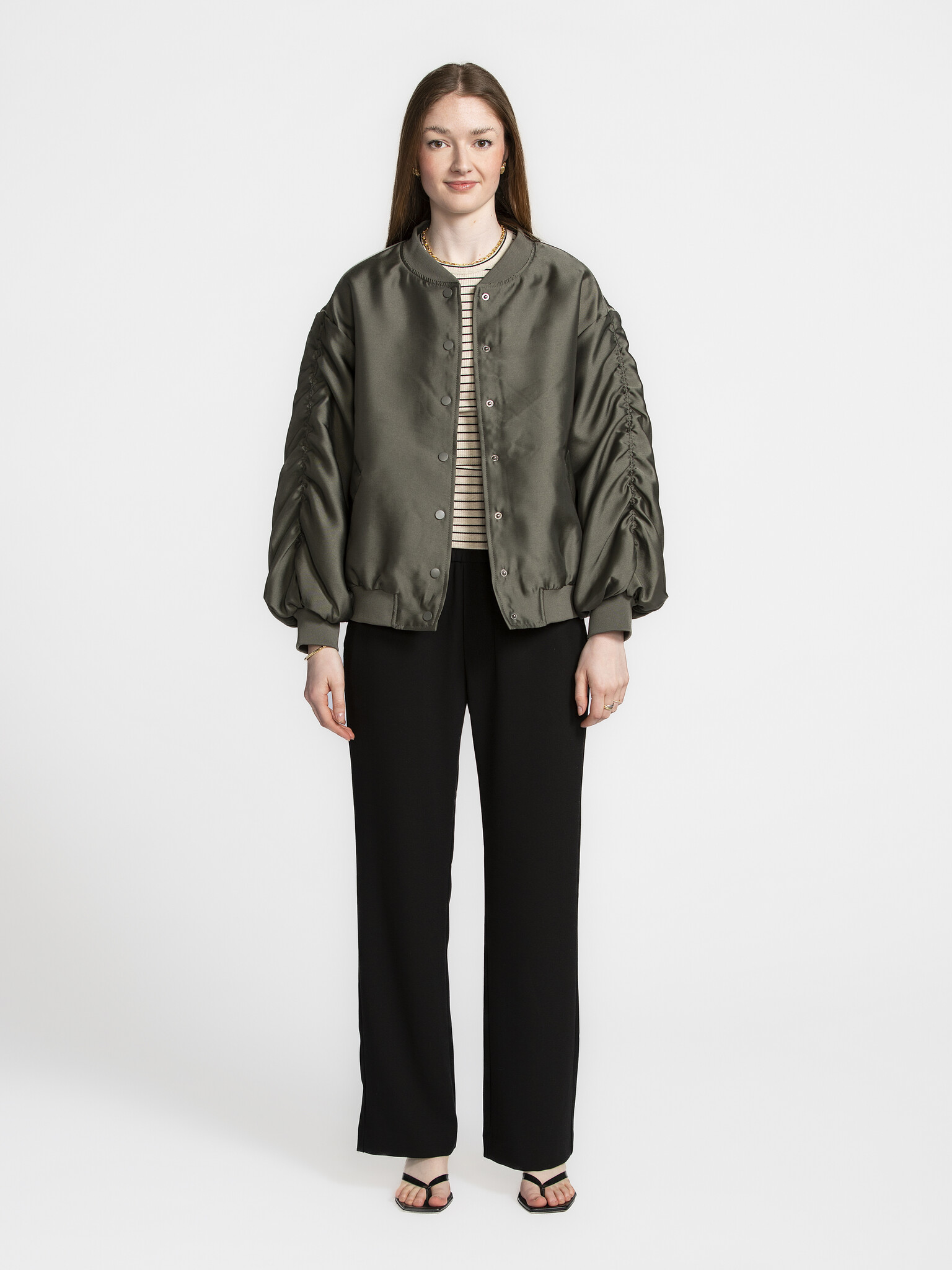 Les Soeurs Bomber à volants Reese 3. Laissez les manches parler! Ce bomber en satin kaki attire l'attention grâce à ses m...