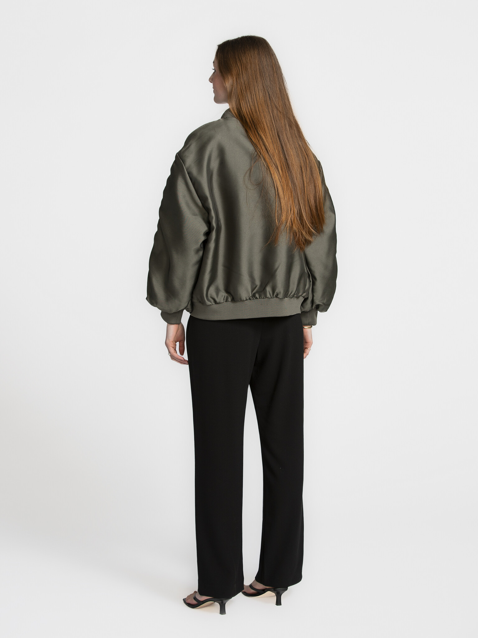 Les Soeurs Bomber à volants Reese 6. Laissez les manches parler! Ce bomber en satin kaki attire l'attention grâce à ses m...