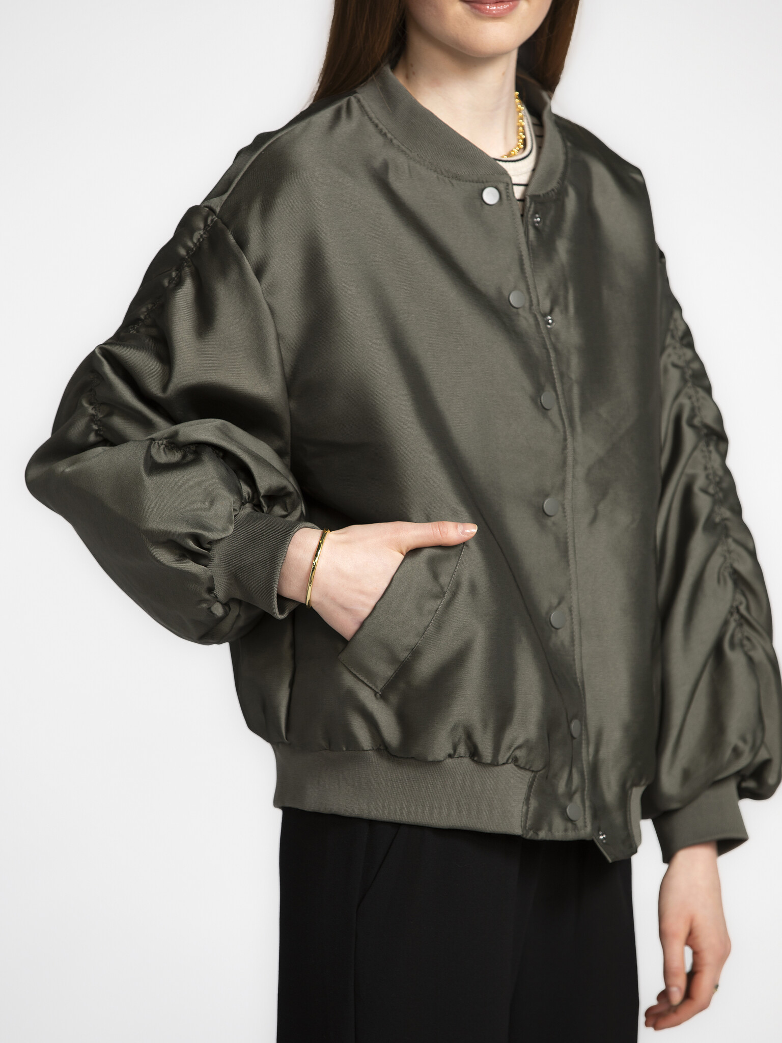 Les Soeurs Bomber à volants Reese 5. Laissez les manches parler! Ce bomber en satin kaki attire l'attention grâce à ses m...
