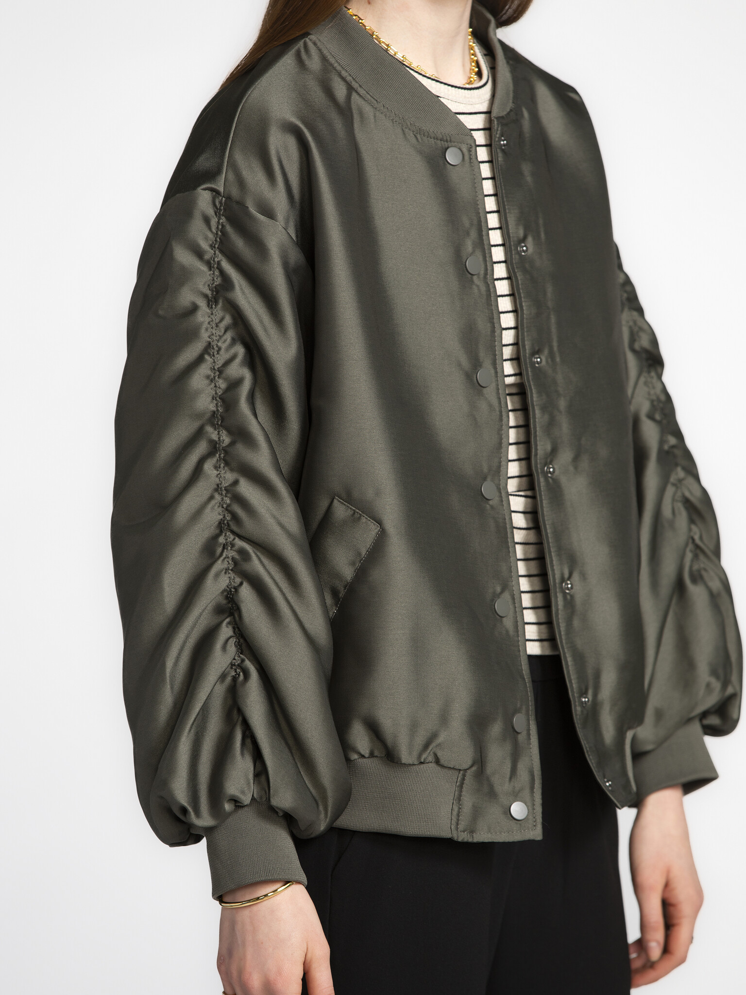 Les Soeurs Bomber à volants Reese 4. Laissez les manches parler! Ce bomber en satin kaki attire l'attention grâce à ses m...