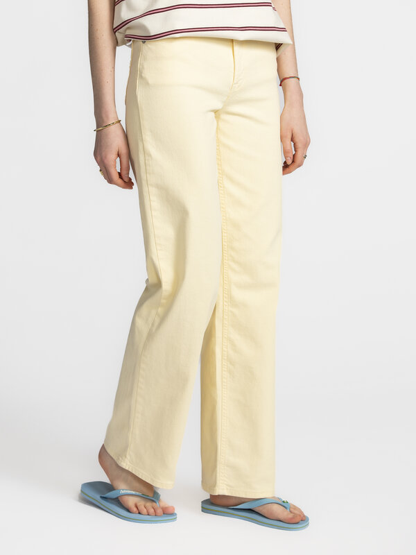 Selected Wide fit jeans Alice Cora 4. Sunny side up! Forget about your standard blue jeans - this buttery-sweet shade of ...