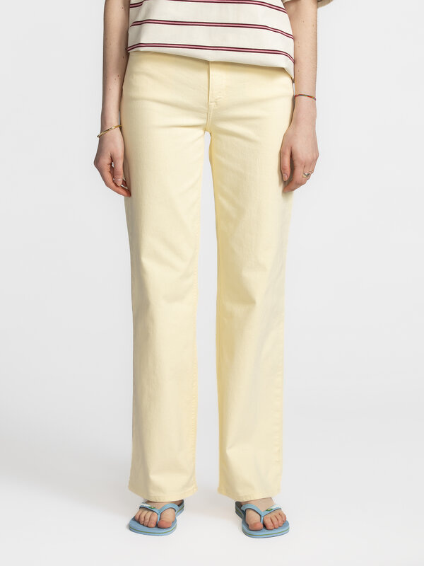Selected Wide fit jeans Alice Cora 3. Sunny side up! Forget about your standard blue jeans - this buttery-sweet shade of ...