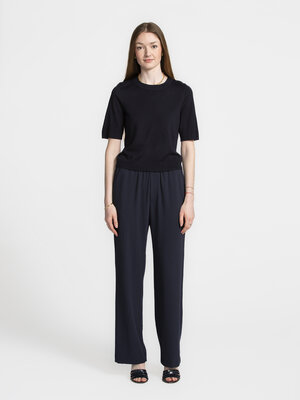 Pull Carla Bravani. Les caprices de mi-saison? Résolus avec ce pull bleu marine! Ses manches mi-longues en font la pièce ...