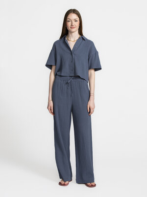 Pantalon Kassaka Renetta. Breezy blue! Ce pantalon palazzo bleu indigo respire les vacances. Son coton bio léger caresse ...