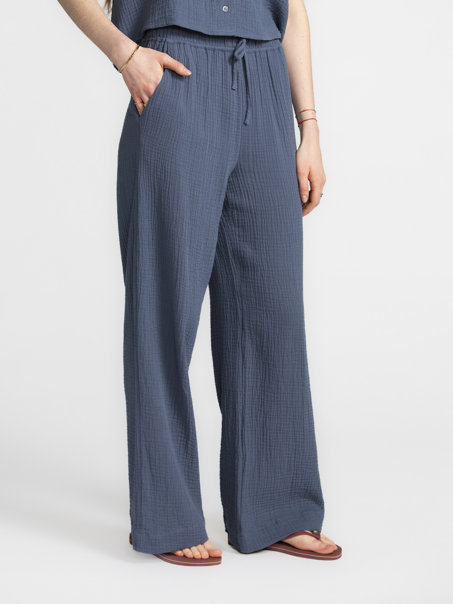 MBYM Pantalon ample Kassaka Renetta 4. Breezy blue! Ce pantalon palazzo bleu indigo respire les vacances. Son coton bio l...