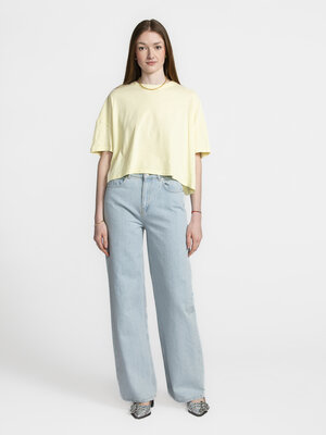Cropped T-shirt Ouky. Butter me up! Maak kennis met dé trendkleur van het seizoen in dit botergele cropped T-shirt. De ko...