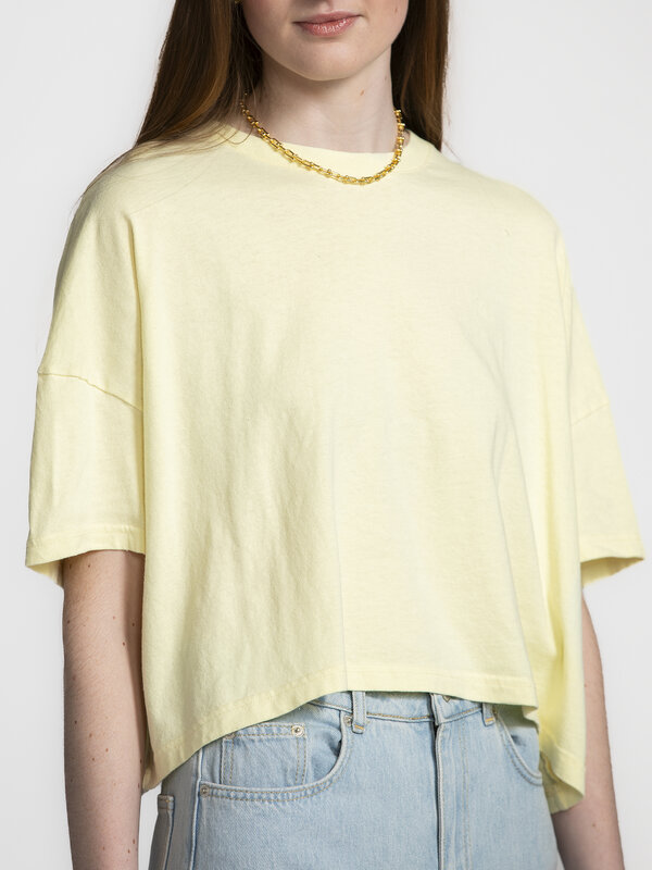 American Vintage Cropped T-shirt Ouky 5. Butter me up! Maak kennis met dé trendkleur van het seizoen in dit botergele cro...