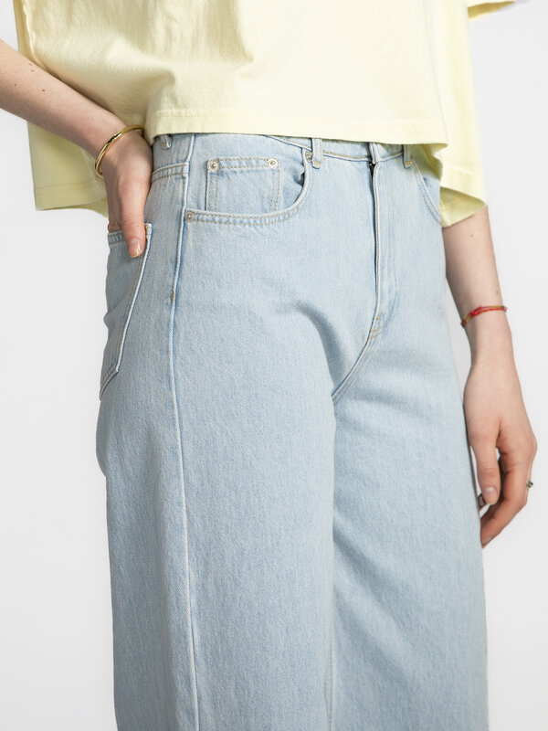 Les Soeurs Jeans Jules 5. Fond of a wide fit? These jeans are the everyday hero you've been looking for. Sturdy, flatteri...
