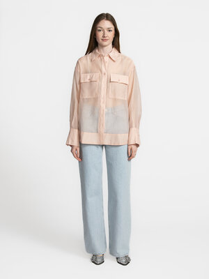 Hemd Saara. Blush crush! Dit transparante hemd houdt de balans tussen stoer en delicaat door de poederroze tint en utilit...