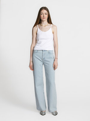 Top Nina. Day-to-night essential! Deze witte camitop met dunne spaghettibandjes combineert comfort, stijl en eindeloze lo...