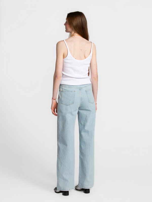 Edited Tanktop Nina 4. Day-to-night essential! Deze witte camitop met dunne spaghettibandjes combineert comfort, stijl en...