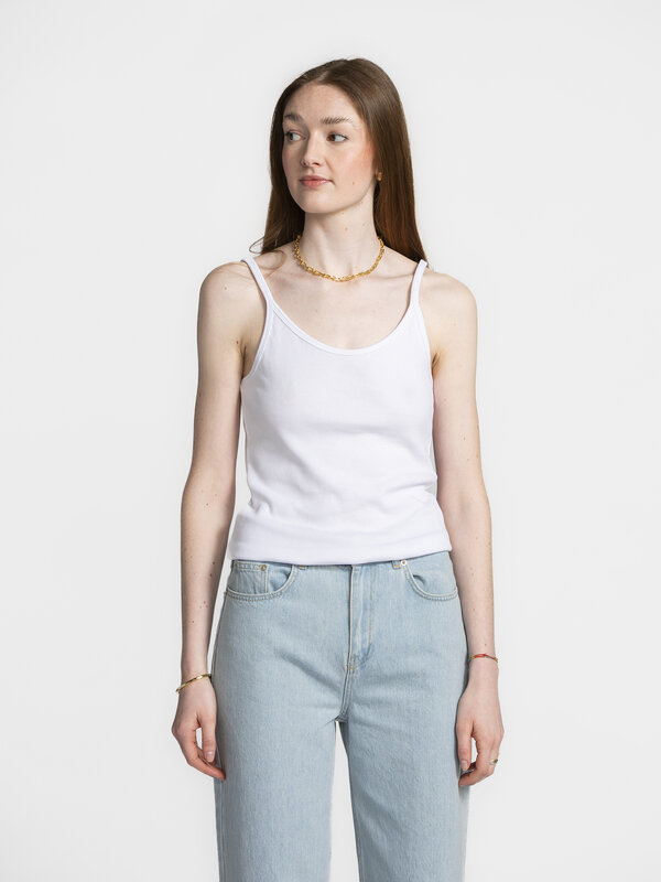 Edited Tanktop Nina 3. Day-to-night essential! Deze witte camitop met dunne spaghettibandjes combineert comfort, stijl en...