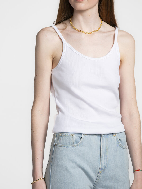 Edited Tanktop Nina 5. Day-to-night essential! Deze witte camitop met dunne spaghettibandjes combineert comfort, stijl en...