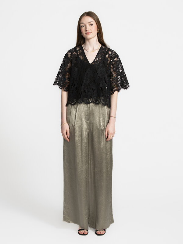 Selected Kanten crop top Milly 1. Show some lace! Maak kennis met dé top waar je garderobe op wacht. Een zwarte tint die ...