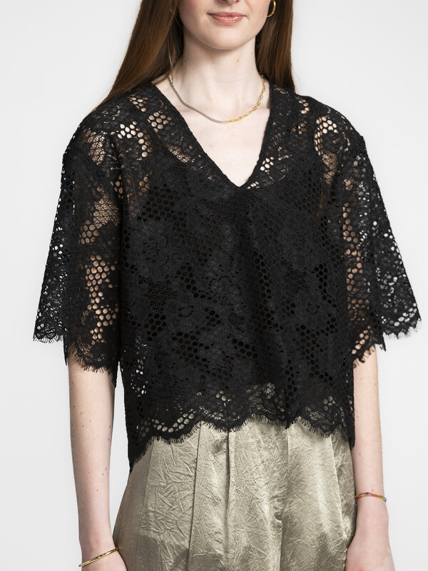 Selected Kanten crop top Milly 5. Show some lace! Maak kennis met dé top waar je garderobe op wacht. Een zwarte tint die ...