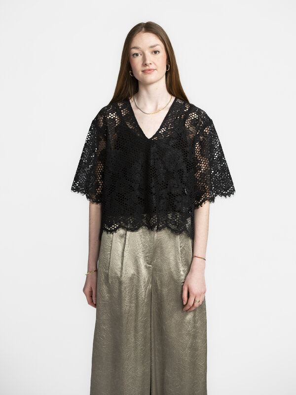 Selected Kanten crop top Milly 3. Show some lace! Maak kennis met dé top waar je garderobe op wacht. Een zwarte tint die ...