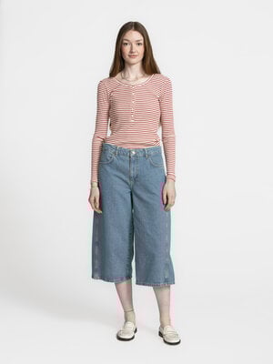 Jean Xenia. The perfect cut-off! Cette jupe-culotte offre une scène à vos chaussures préférées. La belle longueur au moll...