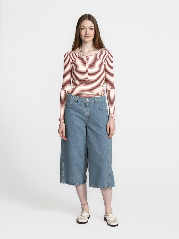 MBYM Jeans Xenia 1. The perfect cut-off! Deze culottes geven je favoriete schoenen een podium. De mooie kuitlengte flatte...