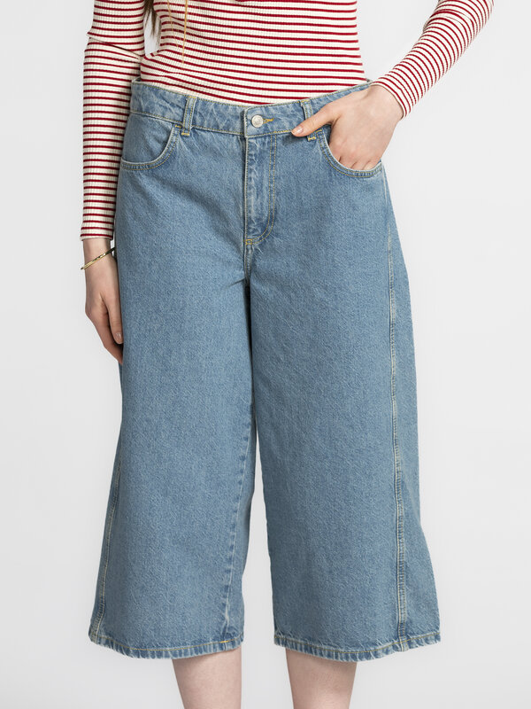 MBYM Jeans Xenia 3. The perfect cut-off! Deze culottes geven je favoriete schoenen een podium. De mooie kuitlengte flatte...