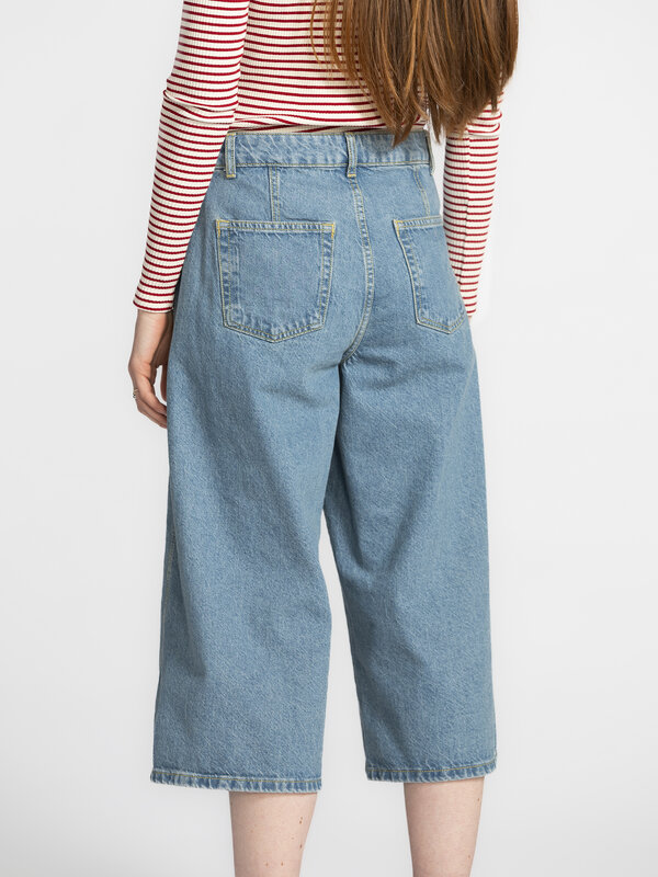 MBYM Jeans Xenia 5. The perfect cut-off! Deze culottes geven je favoriete schoenen een podium. De mooie kuitlengte flatte...