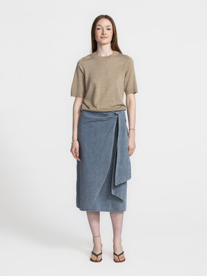 Pull Carla Bravani. Taupe à la rescousse! Ce pull à manches courtes est la pièce de mi-saison qui manquait à votre dressi...