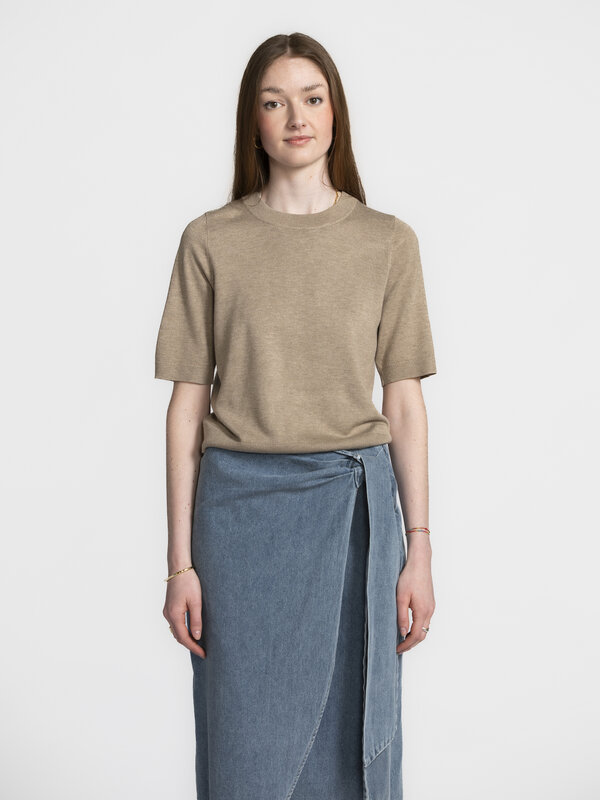 MBYM Knitted sweater Carla Bravani 3. Taupe to the rescue! This short-sleeved sweater is the mid-season staple your wardr...