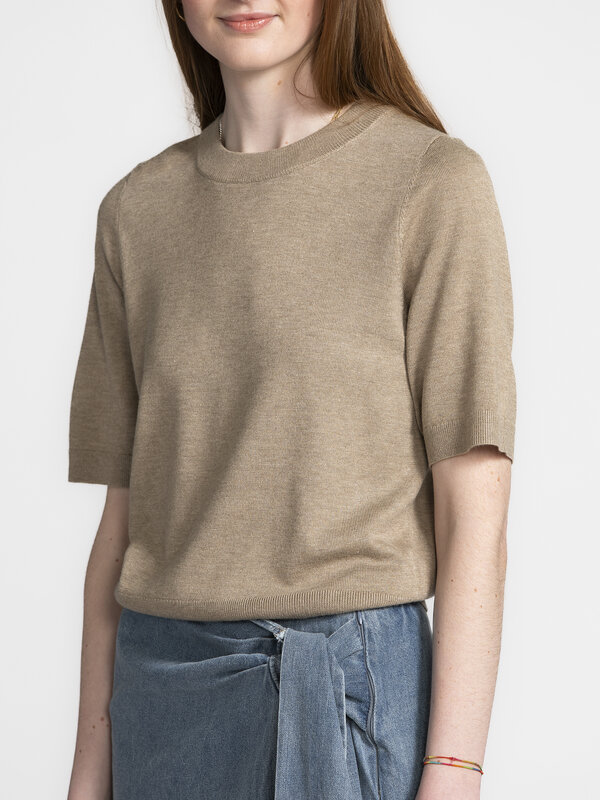 MBYM Pull tricoté Carla Bravani 5. Taupe à la rescousse! Ce pull à manches courtes est la pièce de mi-saison qui manquait...