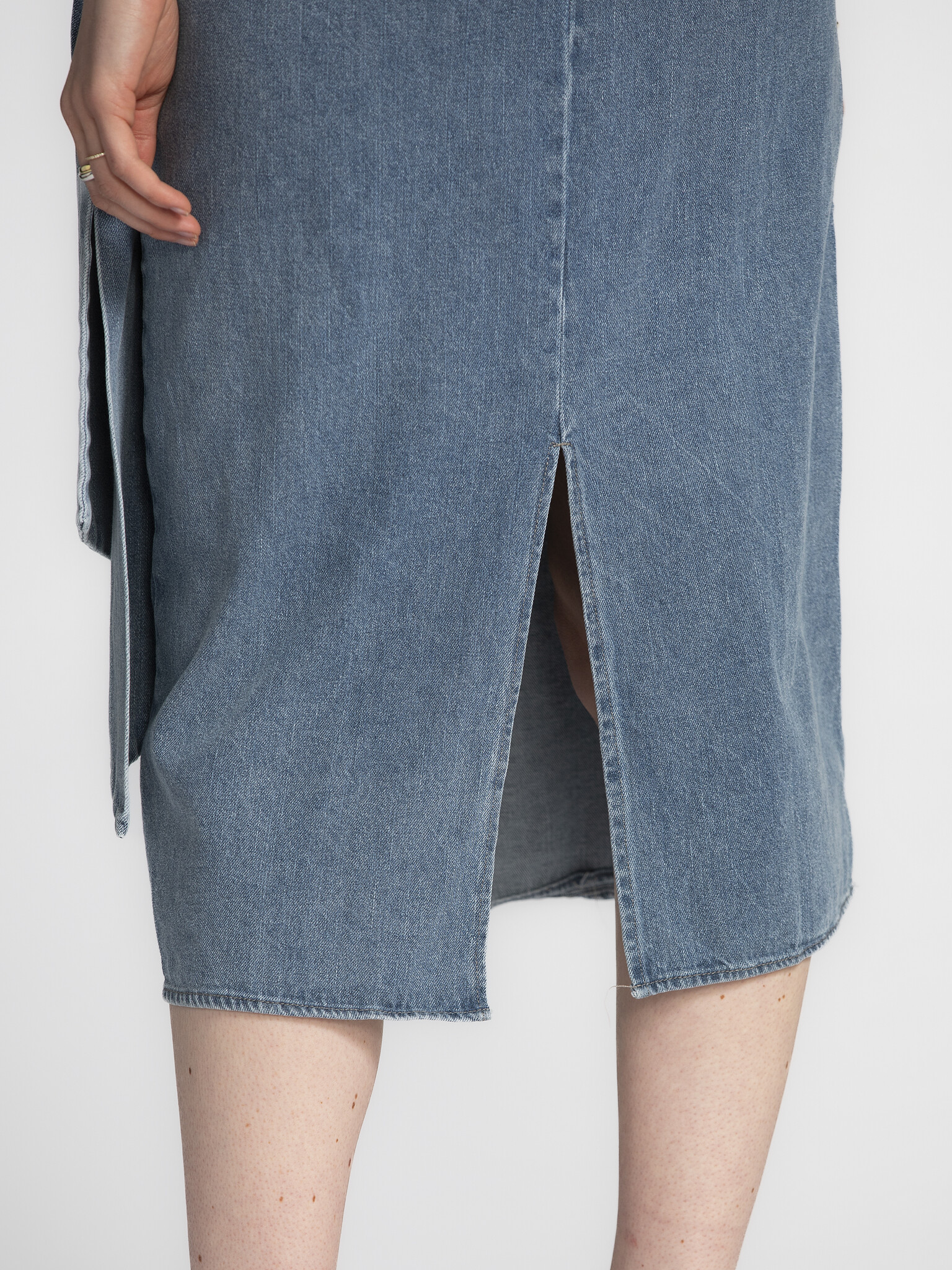 Les Soeurs Jupe denim avec nœud Naomi 6. Week-end chargé? Pas de problème: cette jupe denim est faite pour les plans spon...