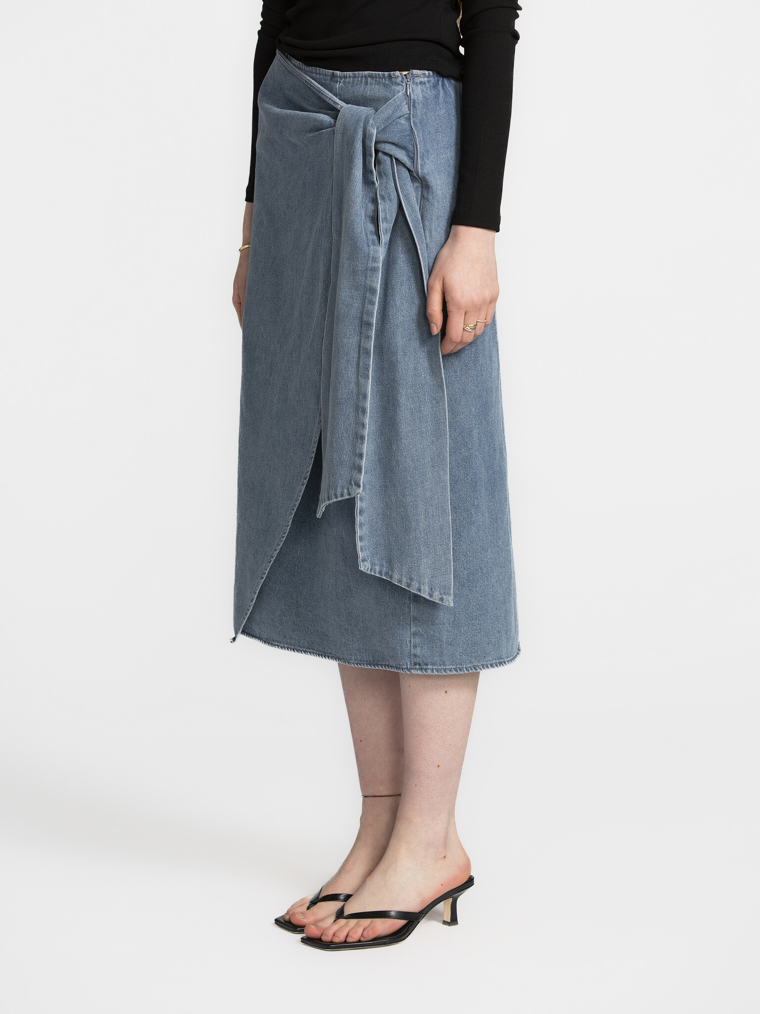 Les Soeurs Jupe denim avec nœud Naomi 1. Week-end chargé? Pas de problème: cette jupe denim est faite pour les plans spon...