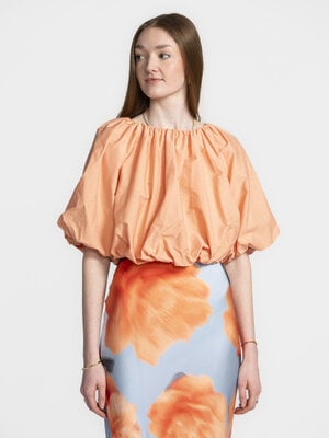 Blouse Bradley. Looking peachy! Ever thought your spring wardrobe could use a pick-me-up? This balloon blouse is a hit wi...