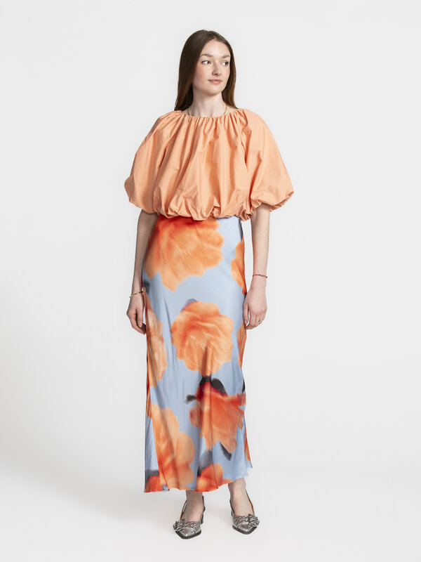 MBYM Satijnen maxirok met print Aninda 3. Floral dream! Deze maxi-rok met opvallende bloemenprint combineert statement me...