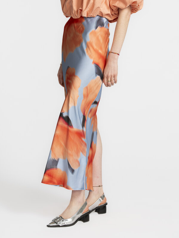 MBYM Satijnen maxirok met print Aninda 5. Floral dream! Deze maxi-rok met opvallende bloemenprint combineert statement me...