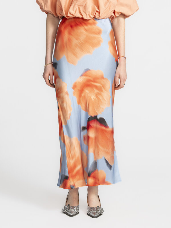 MBYM Satijnen maxirok met print Aninda 4. Floral dream! Deze maxi-rok met opvallende bloemenprint combineert statement me...