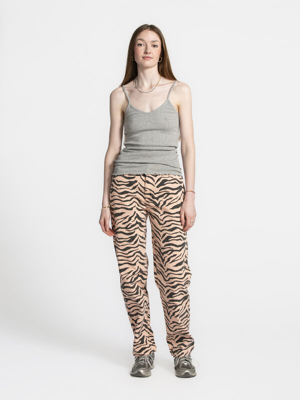 Sofie Schnoor Camitop Fauna 1. All day comfort! Deze grijze camitop is dé basis voor elke outfit. Het fijne breipatroon g...