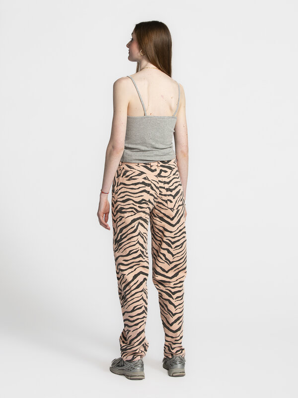 Sofie Schnoor Camitop Fauna 4. All day comfort! Deze grijze camitop is dé basis voor elke outfit. Het fijne breipatroon g...