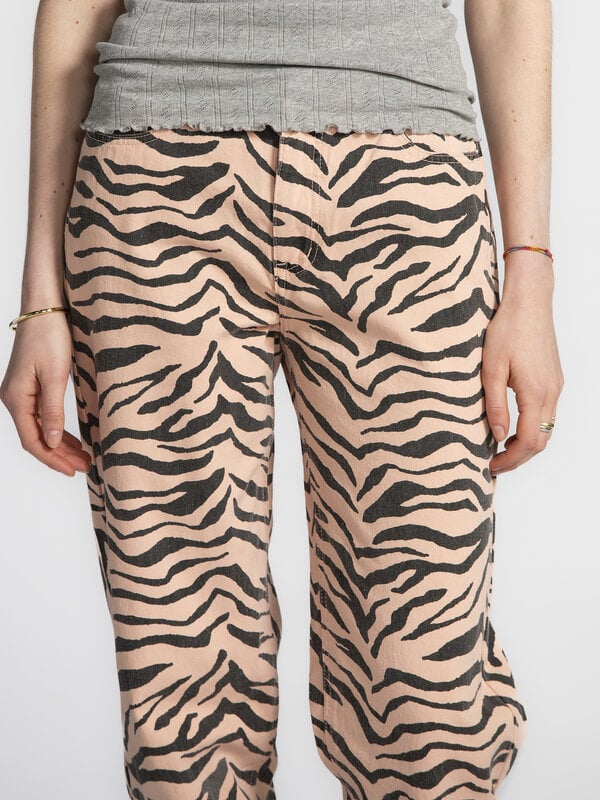Sofie Schnoor Camitop Fauna 5. All day comfort! Deze grijze camitop is dé basis voor elke outfit. Het fijne breipatroon g...
