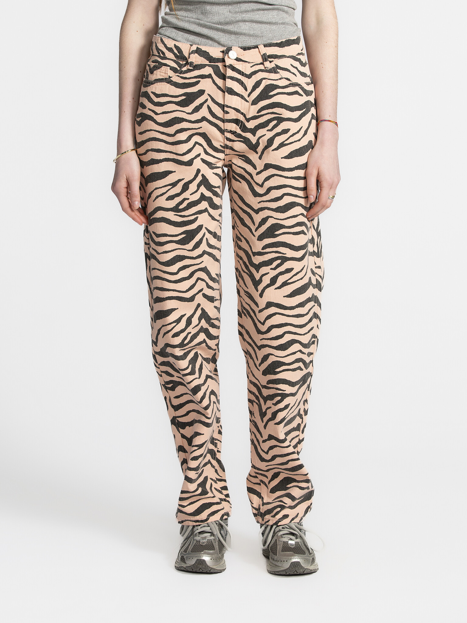 Sofie Schnoor Zebra jeans Tokyo 3. Jungle fever! Deze broek in nude-roze zebraprint transformeert basic outfits in memora...