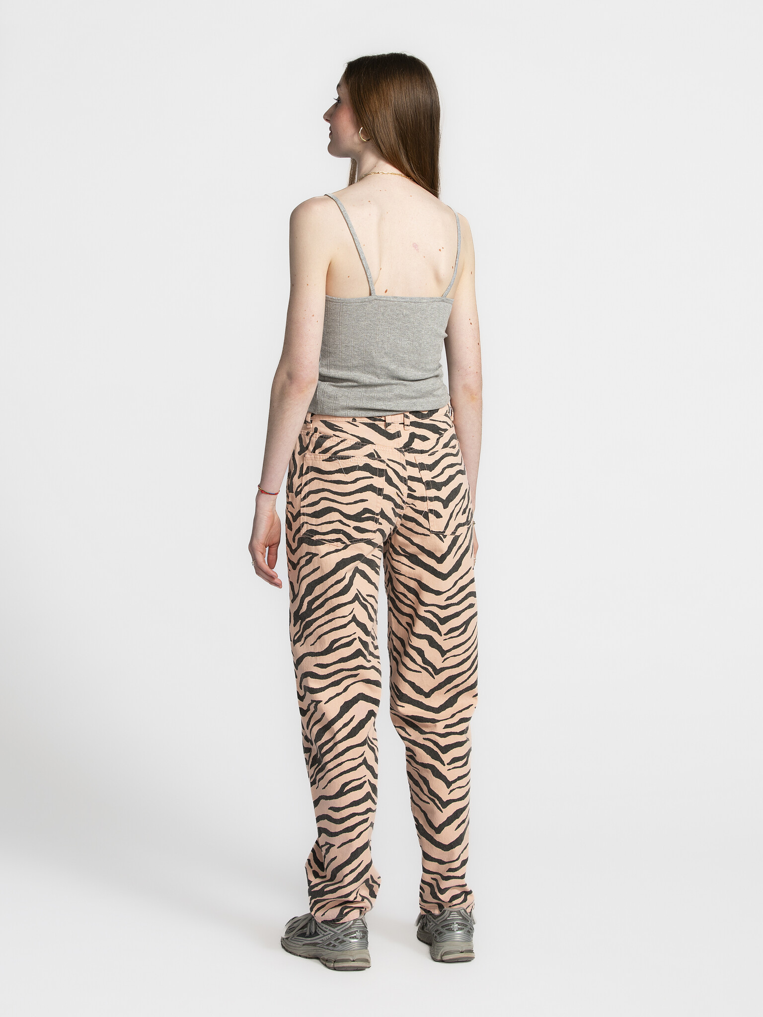 Sofie Schnoor Zebra jeans Tokyo 4. Jungle fever! Deze broek in nude-roze zebraprint transformeert basic outfits in memora...