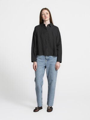 Chemise Linnie. Button up to cool down! Cette chemise noire en lin vous gardera au frais pendant les journées chaudes grâ...