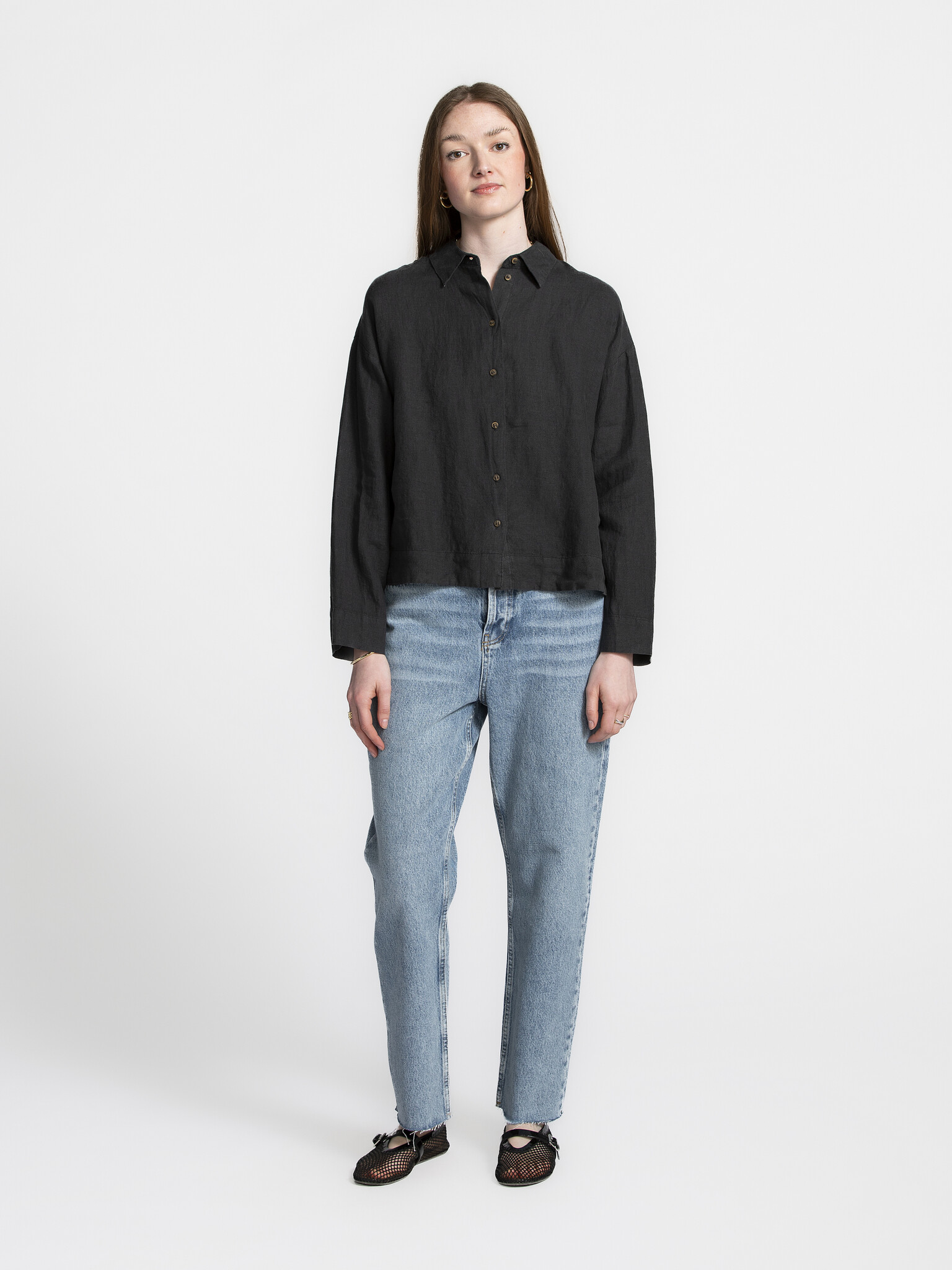 Selected Chemise en lin Linnie 1. Button up to cool down! Cette chemise noire en lin vous gardera au frais pendant les jo...