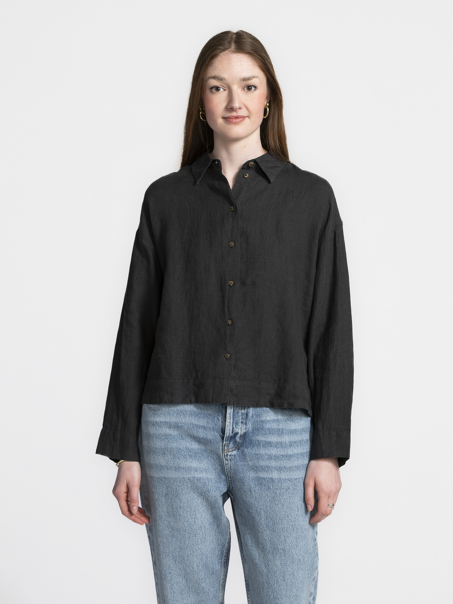 Selected Chemise en lin Linnie 3. Button up to cool down! Cette chemise noire en lin vous gardera au frais pendant les jo...