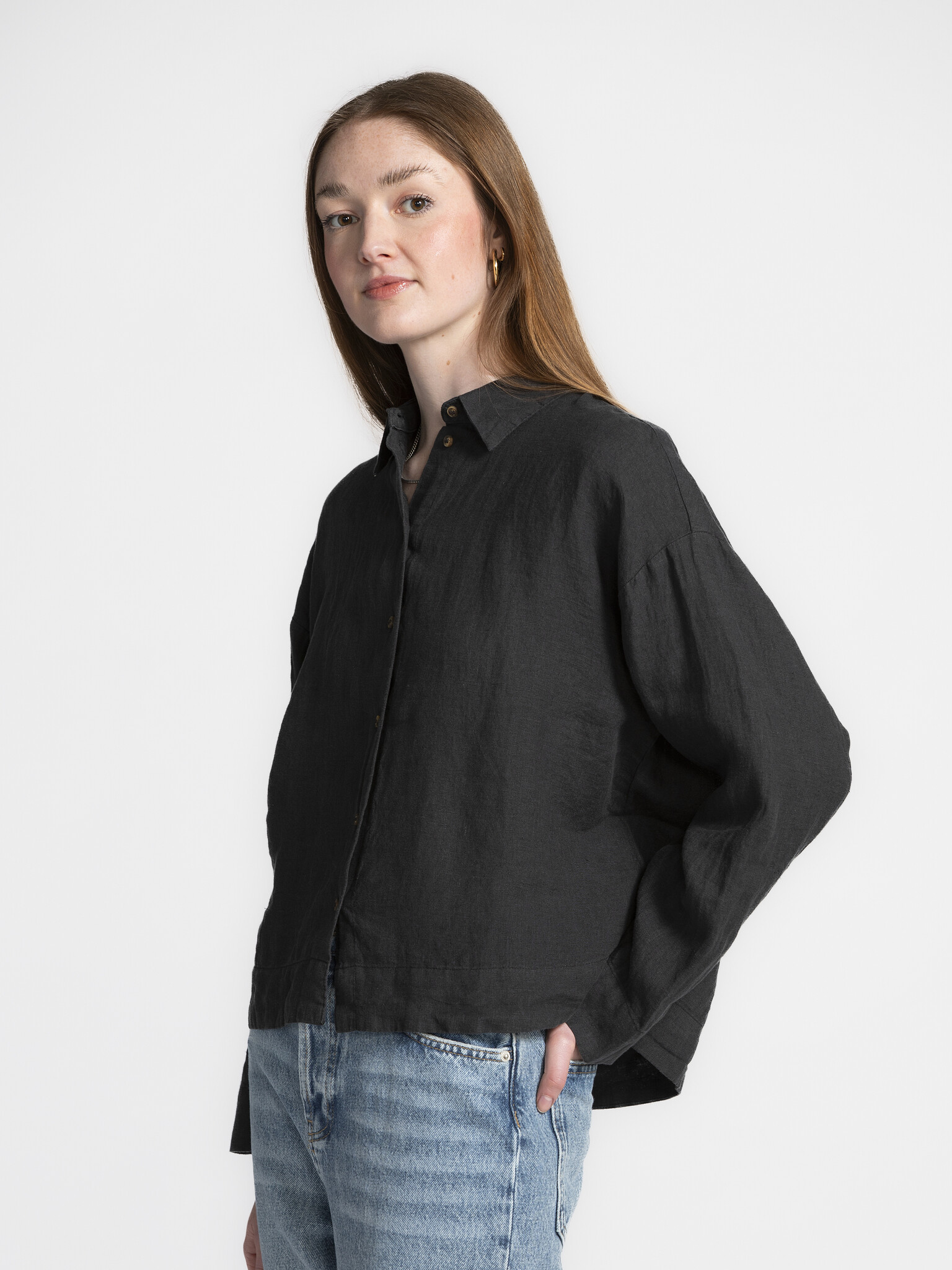 Selected Chemise en lin Linnie 4. Button up to cool down! Cette chemise noire en lin vous gardera au frais pendant les jo...