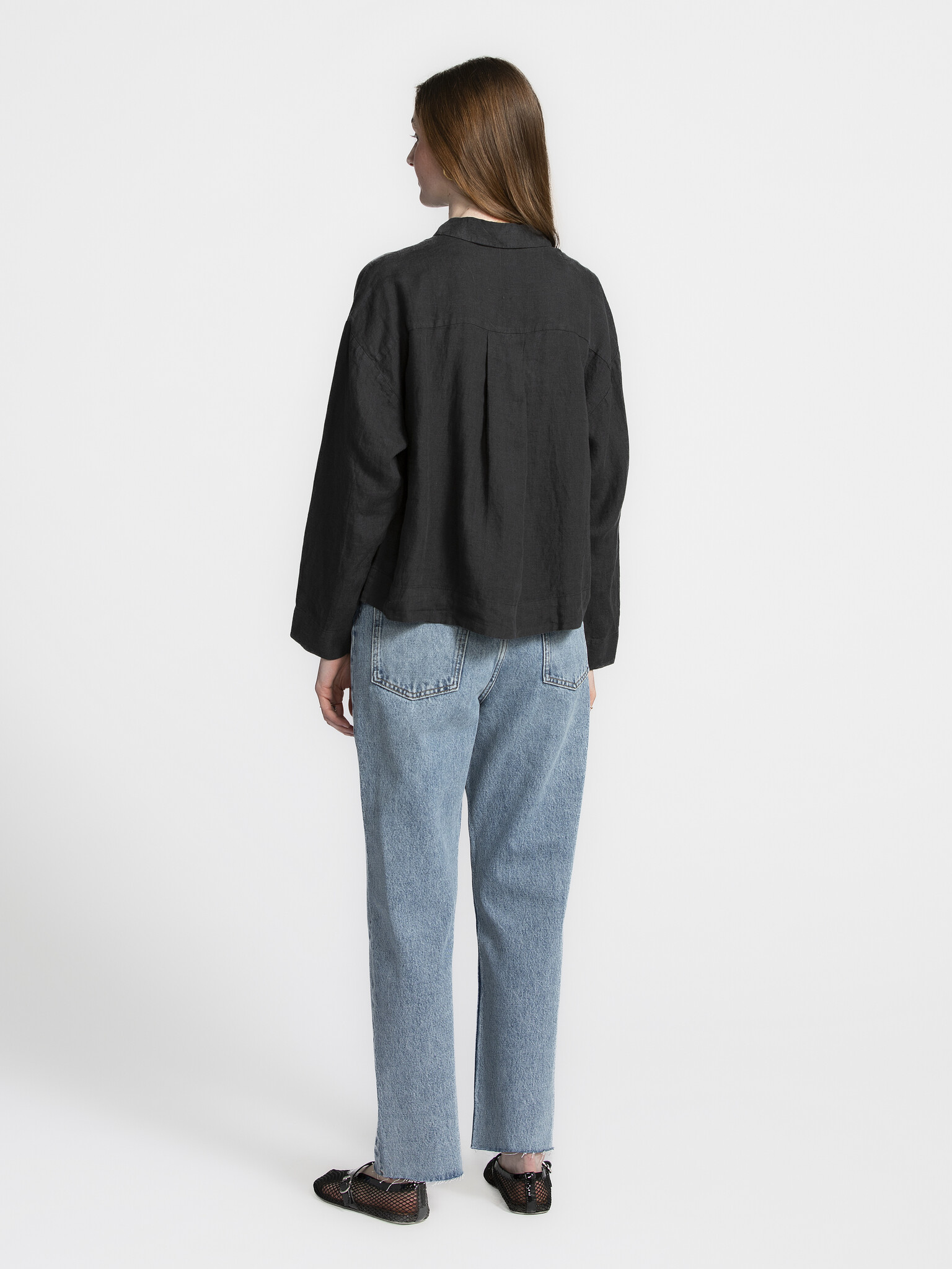 Selected Chemise en lin Linnie 5. Button up to cool down! Cette chemise noire en lin vous gardera au frais pendant les jo...