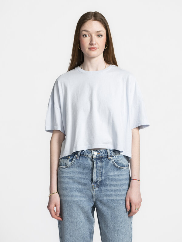 American Vintage Cropped T-shirt Ouky 3. Sky's the limit! Dit cropped t-shirt in hemels pastelblauw brengt je outfits naa...