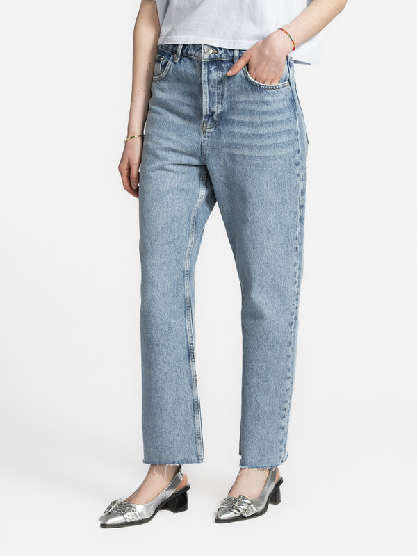 Les Soeurs Rechte jeans Cruz 4. Niet te strak, wel opvallend: met deze cropped jeans laat je je goede smaak én je enkels ...