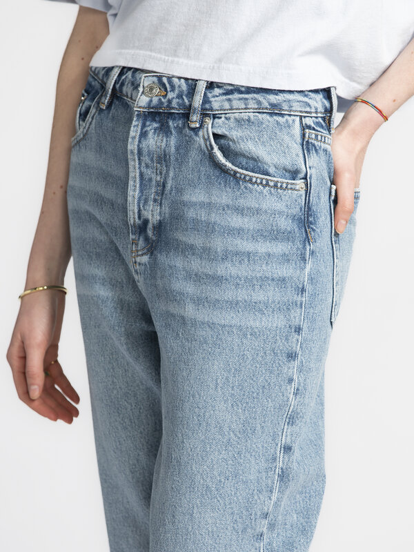 Les Soeurs Rechte jeans Cruz 6. Niet te strak, wel opvallend: met deze cropped jeans laat je je goede smaak én je enkels ...