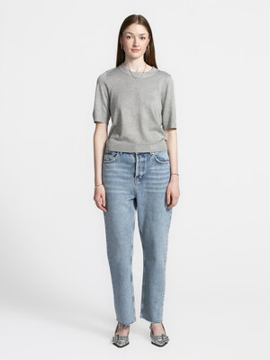 Pull Carla Bravani. Grey expectations! La maille luxueuse fait de ce simple pull-over gris une pièce de choix. Les manche...