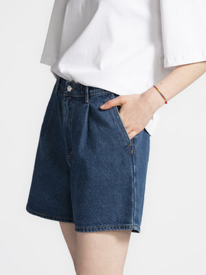 Short Lilyan. Denim refresh! Ce short en jean taille haute classique nous ramène tout droit dans les nineties. Les jambes...