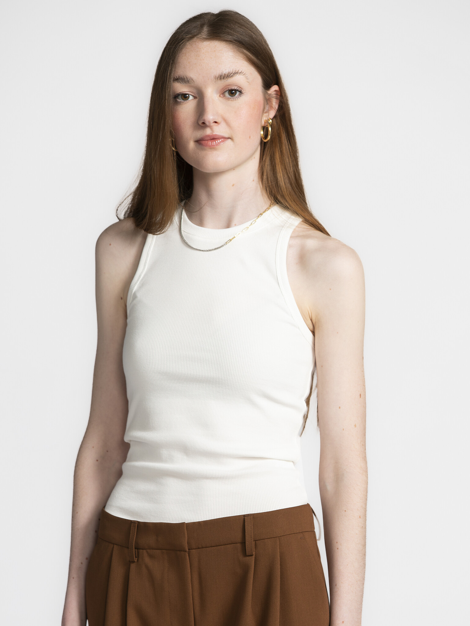 Les Soeurs top racerback Kaila 3. Oui, nous l'avons - le parfait basique blanc. Ce dos nageur en tissu côtelé doux est l'...
