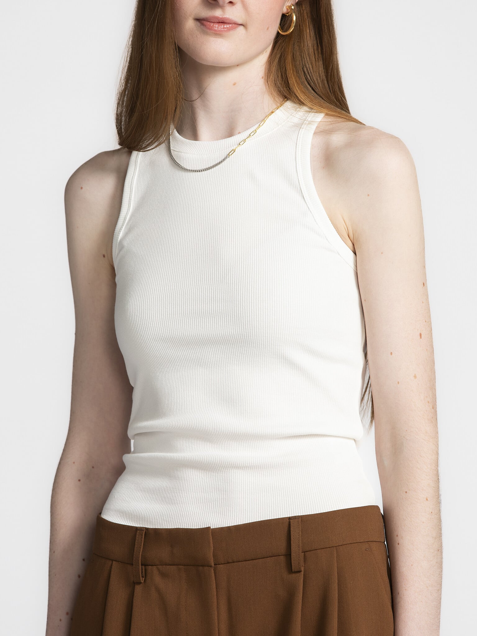 Les Soeurs top racerback Kaila 5. Oui, nous l'avons - le parfait basique blanc. Ce dos nageur en tissu côtelé doux est l'...